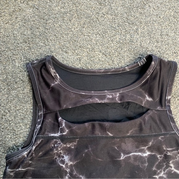 BuffBunny black marble peekaboo crop top - Picture 3 of 9